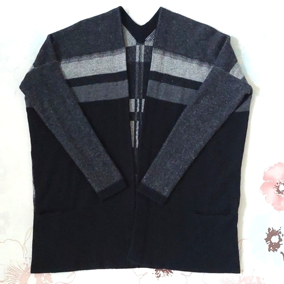 Vince. Wool blended with cashmere oversize cardigan - Picture 6 of 16